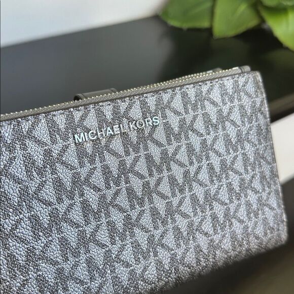 New Michael Kors Jet Set Travel Signature Logo Wristlet Clutch Wallet Monogram - Picture 5 of 9